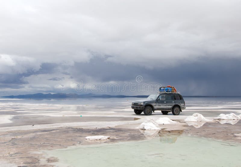 Jeep en el lago de sal foto de archivo libre de regalías Jeep en el lago de sal foto de archivo libre de regalías