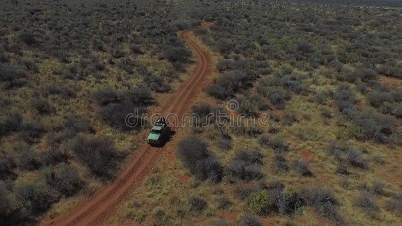 Jeep met toeristenritten op een landweg tussen de bomen