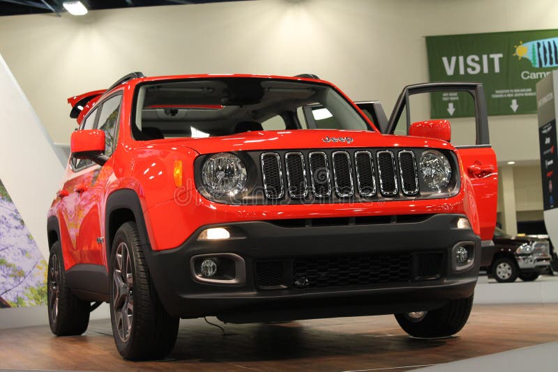 Jeep Renegade anaranjado en soporte imagen de archivo libre de regalías Jeep Renegade anaranjado en soporte imagen de archivo libre de regalías