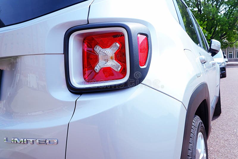 Jeep renegade limited fotografía editorial. Imagen de frente - renegade maletero Jeep renegade limited fotografía editorial. Imagen de frente -