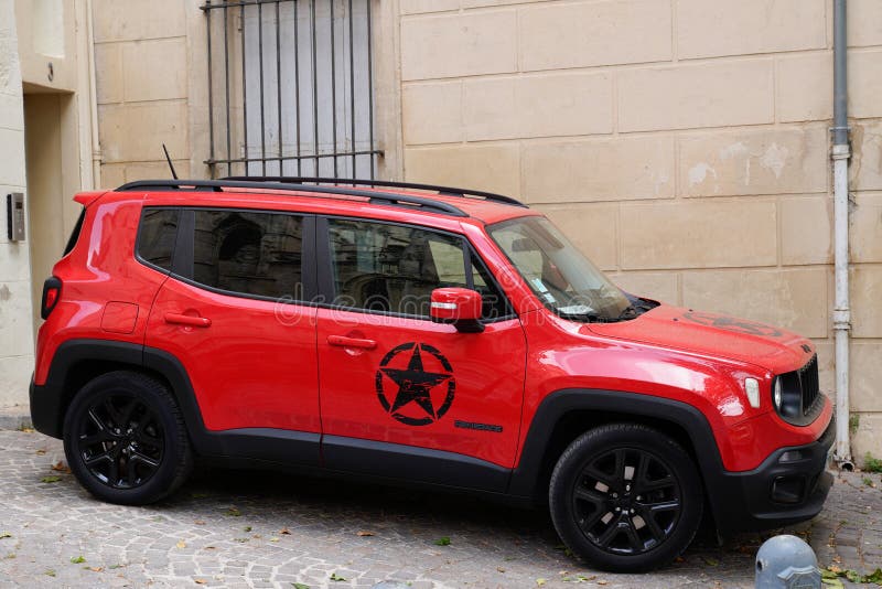  Jeep Renegado Nuevo Modelo Cruzador Subcompacto Suv Colores Rojos Con La Pegatina Estrella Del Ejército De Los Ee.uu. Foto de archivo editorial