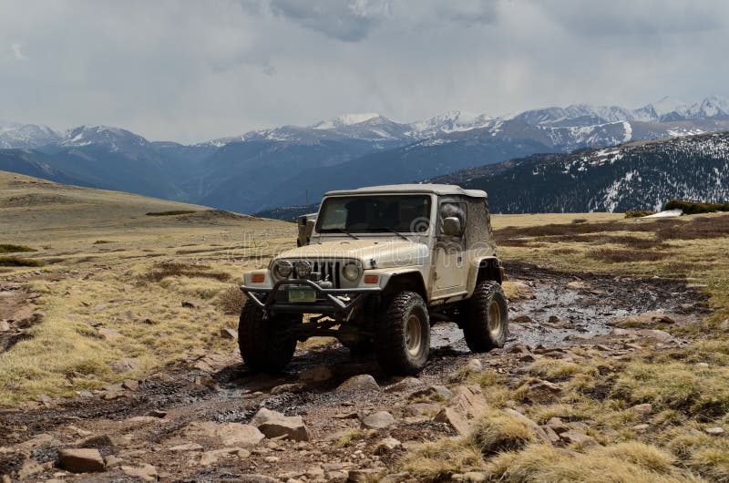 Jeep sur le dessus de montagne images libres de droits Jeep sur le dessus de montagne images libres de droits