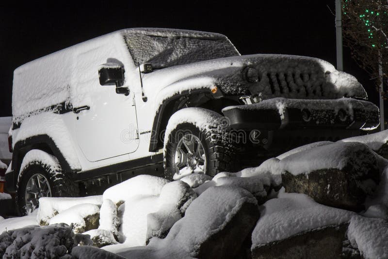 jeeping klättra en liten kulle royaltyfria bilder jeeping klättra en liten kulle royaltyfria bilder