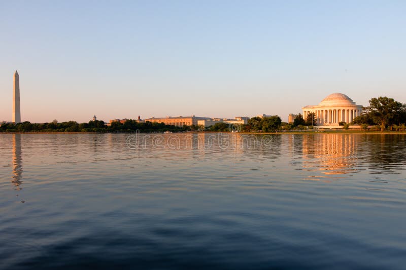 Jefferson Memorial en Washington Monument bij schemer tijdens gaan stock fotografie Jefferson Memorial en Washington Monument bij schemer tijdens gaan stock fotografie
