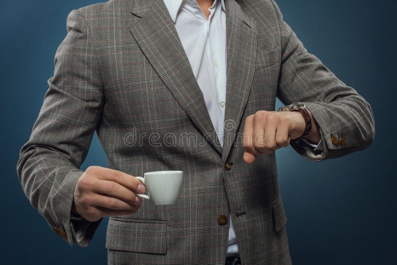 jego zegarek na biznesmen obraz stock jego zegarek na biznesmen obraz stock