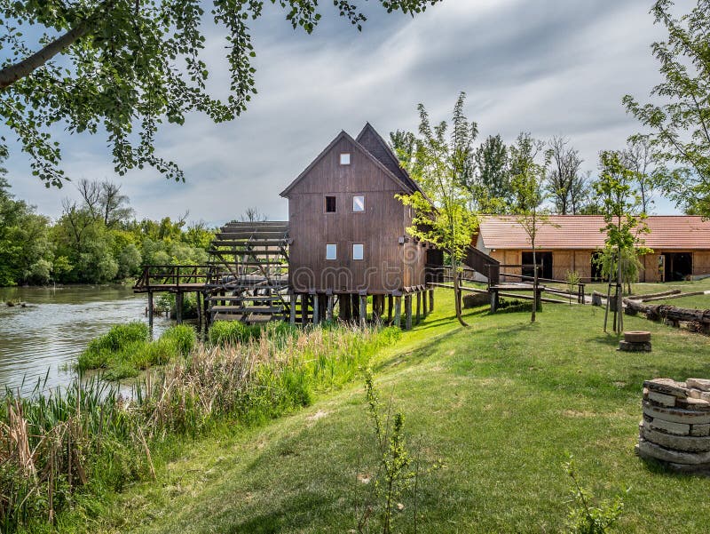 JELKA, SLOVENSKO - 9. mája 2020 - Historický drevený vodný mlyn na Malom Dunaji.