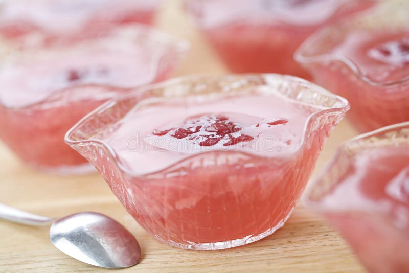 Pink jelly. Арбузное желе. Желатиновый сахар. Желе из арбуза. Желатиновый Арбуз.