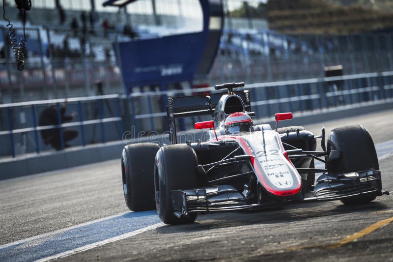 Jenson Button Jerez 2015. JEREZ, ESPAÑA - 2 DE FEBRERO: Jenson Button que prueba su nuevo coche de Mclaren Honda MP4-30 F1 en la primera prueba en el circuito de Jerez en Jerez, Andalucía, España en febrero 2, 2015