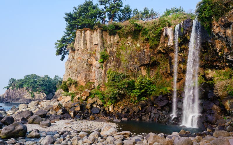 Jeongbang Wasserfall auf Jeju-Insel lizenzfreies stockfoto