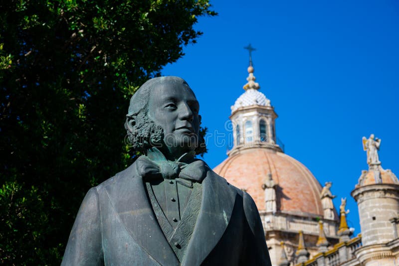 Statue of Manuel Maria Gonzalez Angel Estatua de Tio Pepe