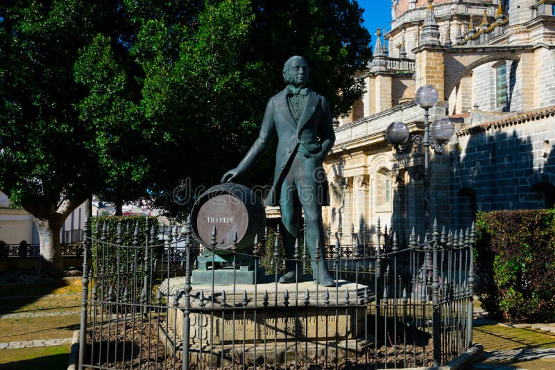 Statue of Manuel Maria Gonzalez Angel Estatua de Tio Pepe