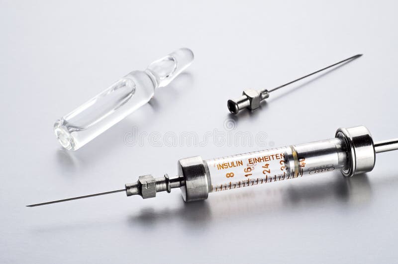 Jeringuilla de la insulina del vintage con el frasco de la insulina