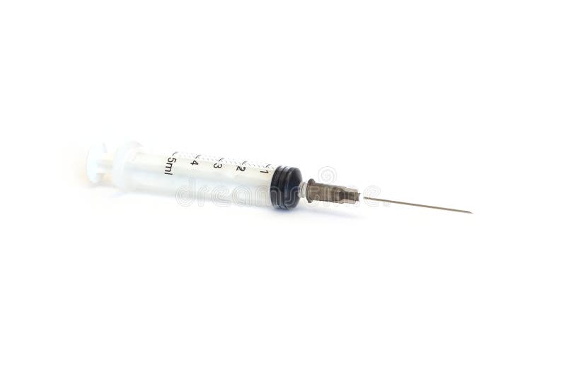 Jeringuilla médica disponible plástica usada con una aguja en un blanco imagen de archivo Jeringuilla médica disponible plástica usada con una aguja en un blanco imagen de archivo