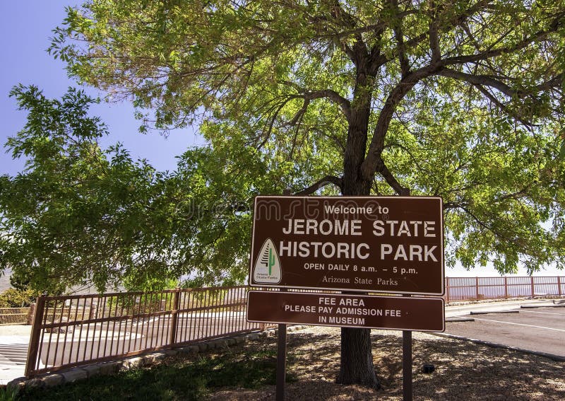 Jerome, Arizona, del segno di U.S.A. 04/22/2019 all'entrata di Jerome Historic State Park immagini stock Jerome, Arizona, del segno di U.S.A. 04/22/2019 all'entrata di Jerome Historic State Park immagini stock