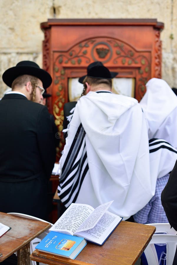 JERUSALEM ISRAEL - APRIL 2017: Talmud Tora Tanach Books som ligger på tabellen under bön i stångMitzwa ceremoni på den västra väg royaltyfria foton JERUSALEM ISRAEL - APRIL 2017: Talmud Tora Tanach Books som ligger på tabellen under bön i stångMitzwa ceremoni på den västra väg royaltyfria foton