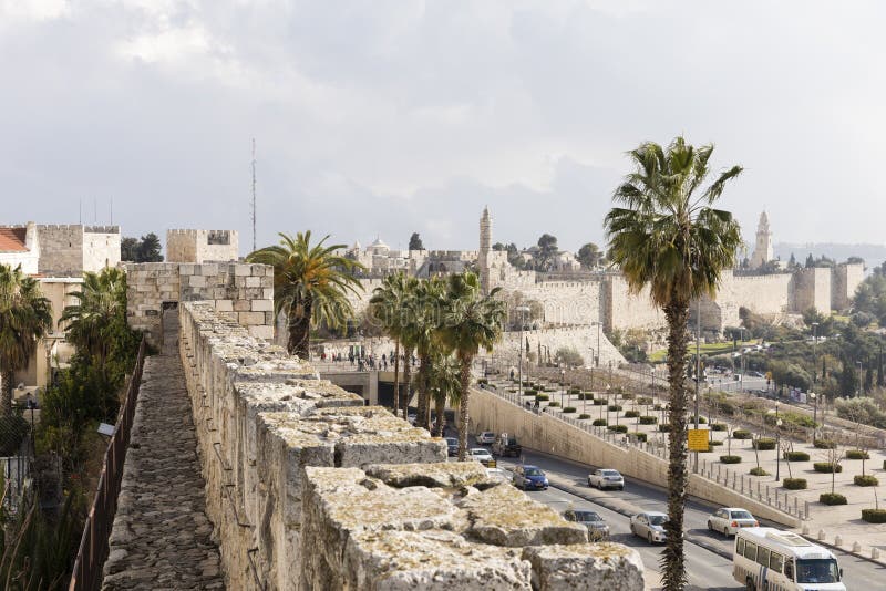 Jerusalem Israel, December 17, 2016: De forntida väggarna och husen arkivbilder Jerusalem Israel, December 17, 2016: De forntida väggarna och husen arkivbilder