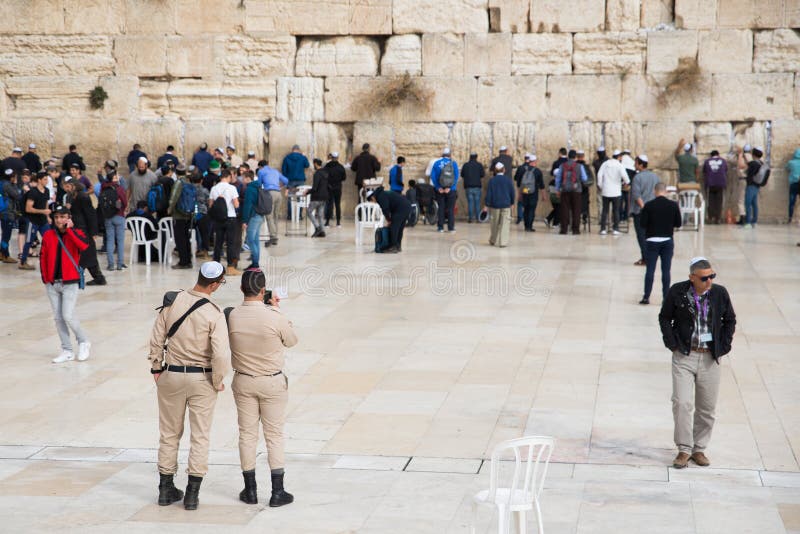 JERUSALEM, ISRAEL - 1. Dezember 2018: Israelische Soldaten und, pPeople, das an der Klagemauer betet stockfoto JERUSALEM, ISRAEL - 1. Dezember 2018: Israelische Soldaten und, pPeople, das an der Klagemauer betet stockfoto