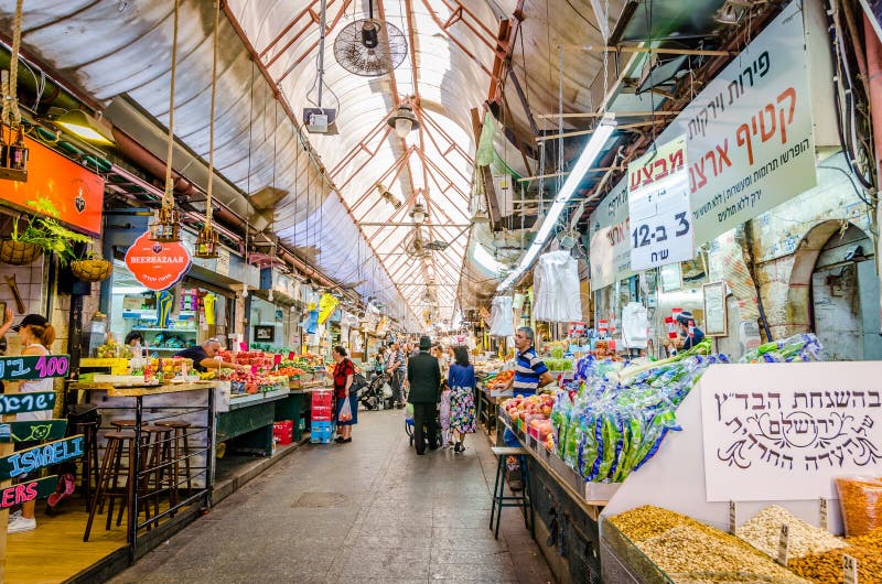 Jerusal?m, Israel 16 de agosto de 2016: Uma compra judaica da fam?lia no mercado no Jerusal?m, Israel imagem de stock royalty free Jerusal?m, Israel 16 de agosto de 2016: Uma compra judaica da fam?lia no mercado no Jerusal?m, Israel imagem de stock royalty free