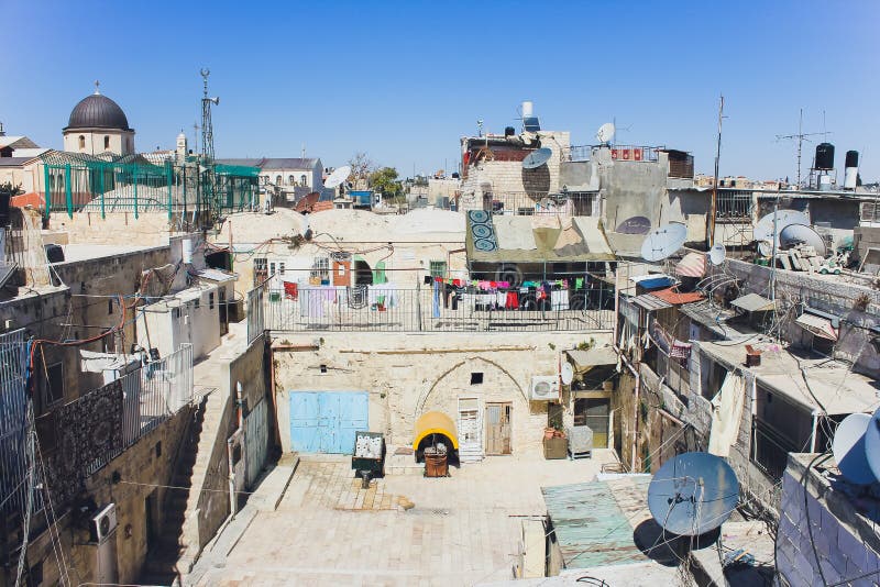 Jerusalém, Israel - 9 de outubro de 2018: Opinião do telhado, com o Temple Mount e outros monumentos, na cidade velha de fotos de stock Jerusalém, Israel - 9 de outubro de 2018: Opinião do telhado, com o Temple Mount e outros monumentos, na cidade velha de fotos de stock