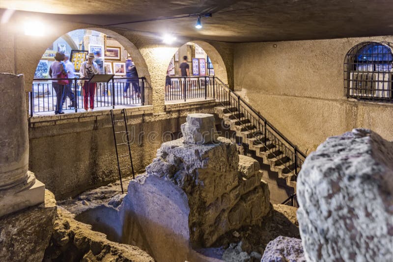 Jeruzalem Israel 12-05-2019 View of excavations deep under the existing ground of eeuwenold Jerusalem royalty-vrije stock fotografie Jeruzalem Israel 12-05-2019 View of excavations deep under the existing ground of eeuwenold Jerusalem royalty-vrije stock fotografie