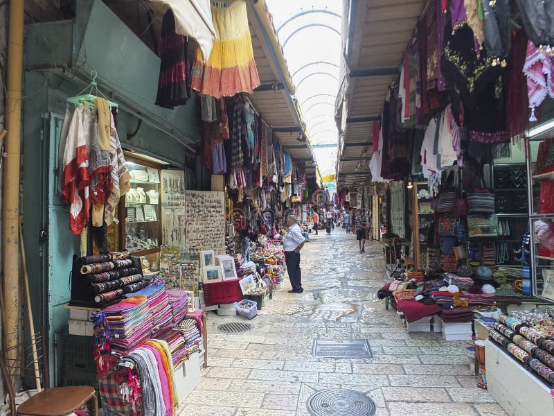 Jeruzalem, Israël - Juni 21, 2015: sjaals, kleren en herinneringen voor verkoop bij de markt, binnen de muren van Oud CIT wordt g stock foto Jeruzalem, Israël - Juni 21, 2015: sjaals, kleren en herinneringen voor verkoop bij de markt, binnen de muren van Oud CIT wordt g stock foto
