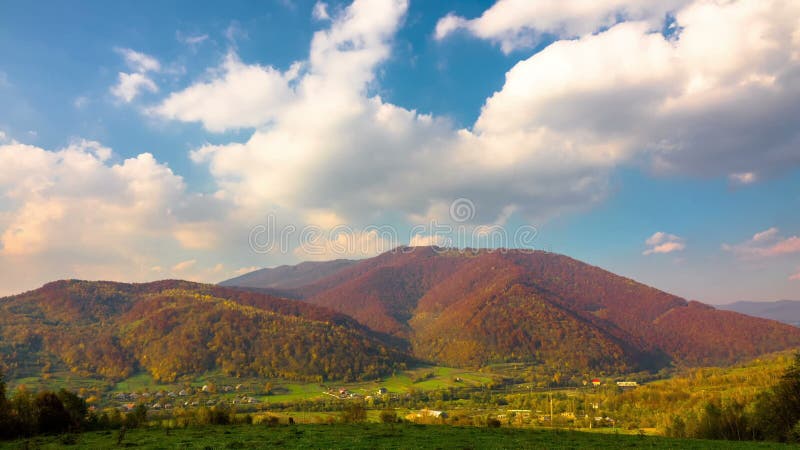 Jesieni góry krajobraz z postem Chmurnieje i Ocienia