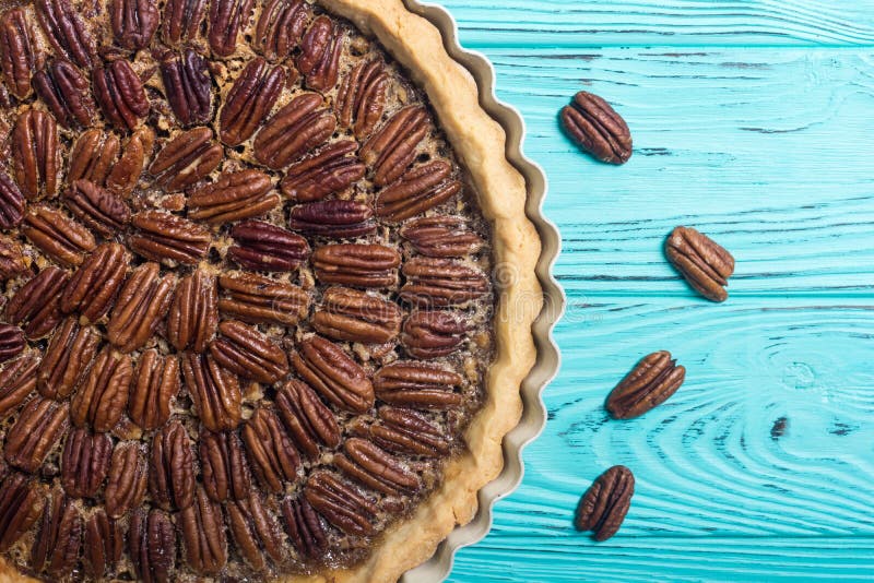Jesieni pecan ameryka? ski kulebiak. Autumn american pecan pie. Sweet dessert. Food background