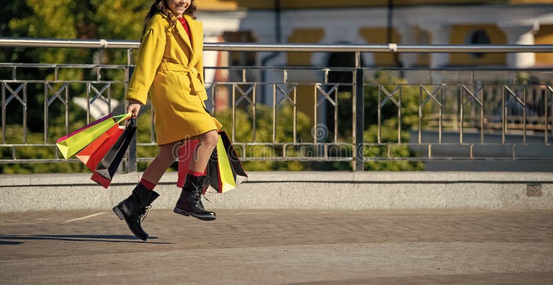 Jesień moda dla dziewczyny zakupy. jesień zakupy. modne stroje dla jesiennej dziewczyny moda. nastolatka aktualizuje szafę fotografia stock