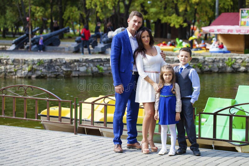 jesień park rodzinny szczęśliwy zdjęcie stock jesień park rodzinny szczęśliwy zdjęcie stock