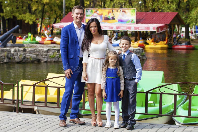 jesień park rodzinny szczęśliwy obraz stock jesień park rodzinny szczęśliwy obraz stock