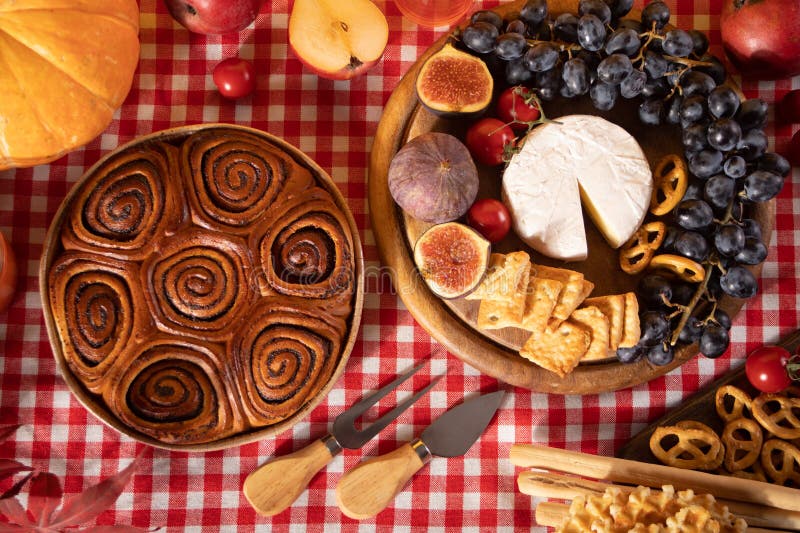 Jesień piknik na wolnym powietrzu lub kolacja na święto Dziękczynienia. święto. tabela świąteczna. przekąski owocowe zdjęcia stock