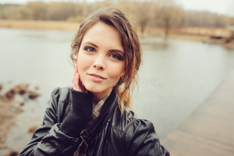 Jesień plenerowy portret młoda piękna kobieta z naturalnym makeup w skórzanej kurtki i szkockiej kraty koszula zdjęcia stock Jesień plenerowy portret młoda piękna kobieta z naturalnym makeup w skórzanej kurtki i szkockiej kraty koszula zdjęcia stock