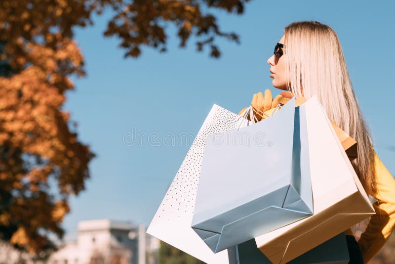 Jesień sezonu damy nowe inkasowe torby na zakupy zdjęcie royalty free Jesień sezonu damy nowe inkasowe torby na zakupy zdjęcie royalty free