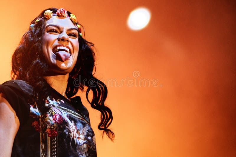 BENICASSIM, ESPAÑA - 14 DE JULIO: Jessie J, cantante inglés y compositor, pegados su lengua hacia fuera a la muchedumbre, durante su funcionamiento en el festival de la BOLA el 14 de julio de 2012 en Benicassim, España