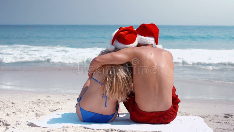 Jest ubranym widok pary przytulenie z Santa kapeluszem