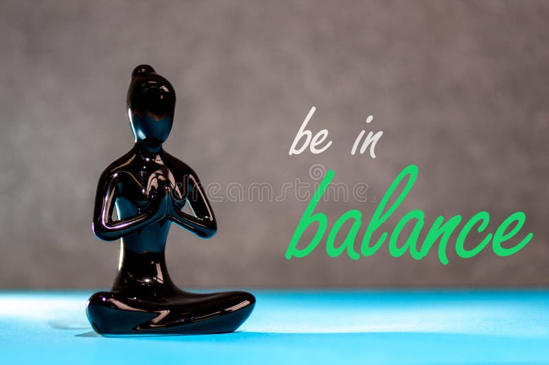 Jest w równowadze - joga kobiety figurki stylu życia ćwiczyć medytuje i energetyczny joga pojęcie zdrowy