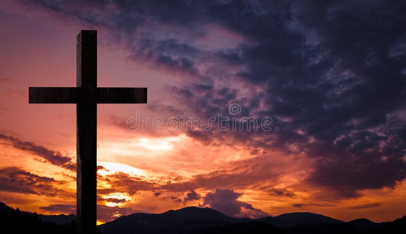 Jesus Christ attraversa, croce di legno su un fondo celeste con luce drammatica e nuvole ed il tramonto arancio variopinto