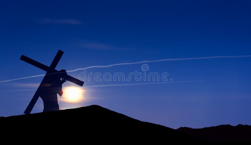 Jesus Christ Carrying Cross acima do calvário no Sexta-feira Santa