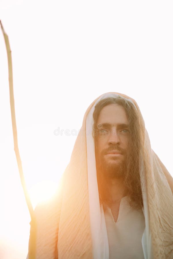 Jesus Christ Con Personal De Pie Vestido Blanco Contra El Cielo Al  Atardecer Imagen de archivo - Imagen de cristianismo, cielo: 226204201