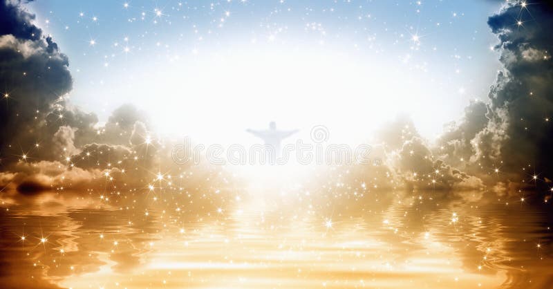 Ježiš Kristus siluetu v nebi svieti nad morom, jasné svetlo z neba.