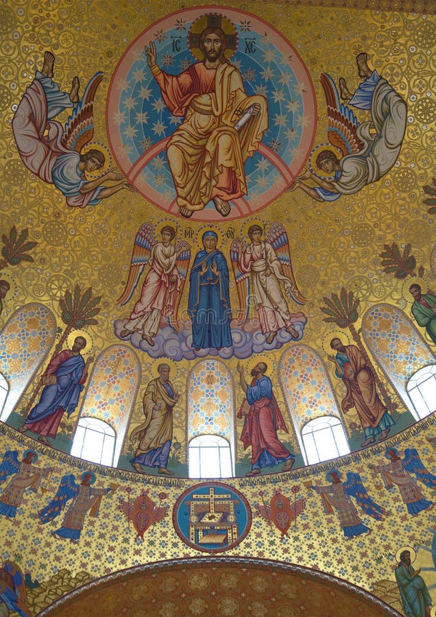 Jesus Christ mit Erzengeln und Apostel Fragment der Malerei der Haupthaube von der Kathedrale von Sankt Nikolaus in Kronstadt lizenzfreies stockbild Jesus Christ mit Erzengeln und Apostel Fragment der Malerei der Haupthaube von der Kathedrale von Sankt Nikolaus in Kronstadt lizenzfreies stockbild