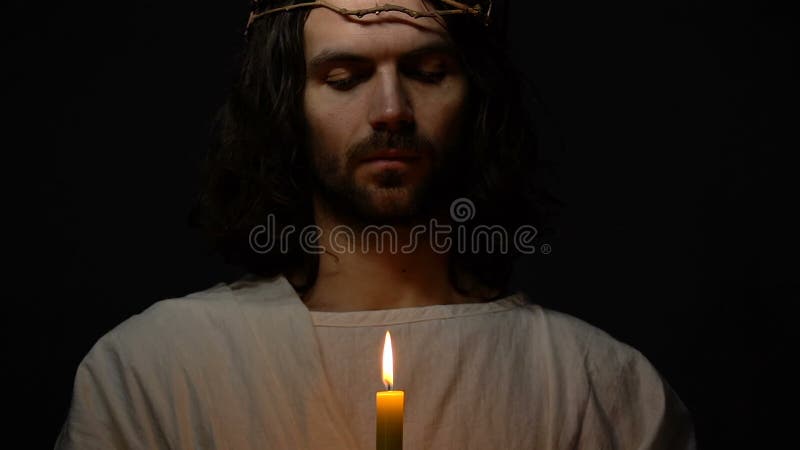 Jesus i krona av taggar som rymmer den votive stearinljuset, besparingnåd, religiöst tecken