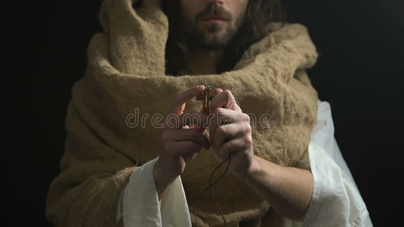 Jesus i ämbetsdräkten som visar det kristna korset, korsfästelsesymbol, mörk bakgrund