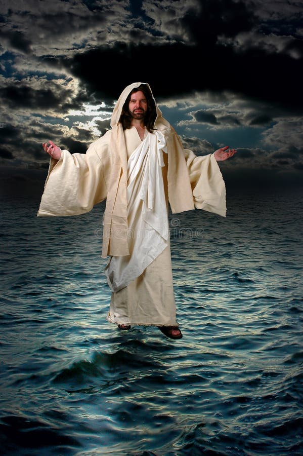 Jesus auf dem Wasser gehen während der Nacht mit Mondschein.