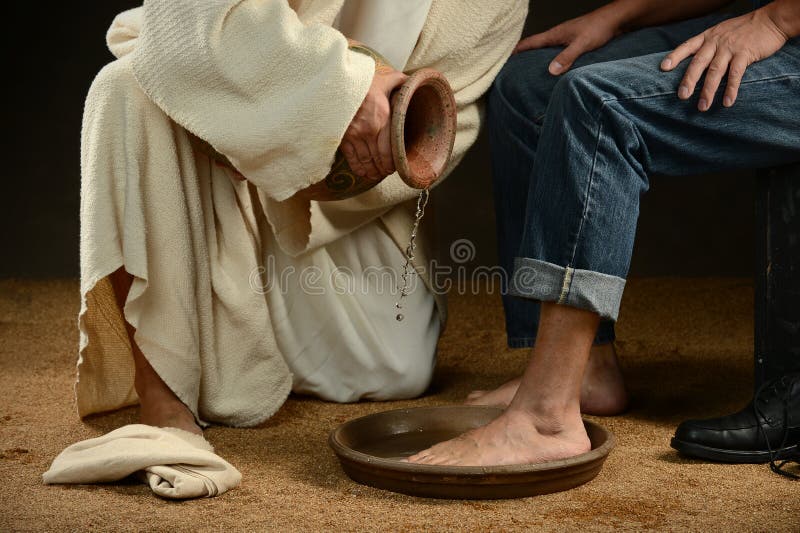 Jesus Washing Feet des Mannes in den Jeans stockfotografie Jesus Washing Feet des Mannes in den Jeans stockfotografie