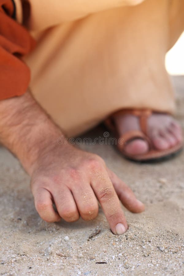 Prima di rispondere alla Farisei sulla legge, Gesù, chinatosi, si mise a scrivere col dito per terra smybolising che erano in discussione Lui, la legge stessa Ha scritto e ha dato loro (in Esodo, scritte col dito di Dio).