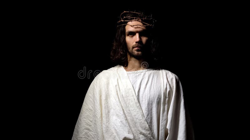 Jesús en traje y la corona de las espinas que miran en la cámara, fe cristiana, religión imagen de archivo libre de regalías Jesús en traje y la corona de las espinas que miran en la cámara, fe cristiana, religión imagen de archivo libre de regalías