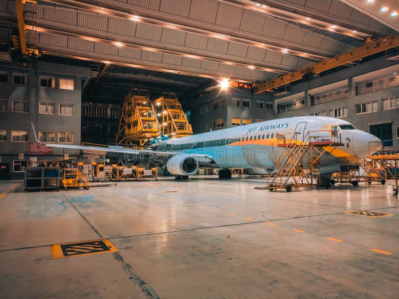 Jet Airways Hebluje W hangarze obrazy stock Jet Airways Hebluje W hangarze obrazy stock