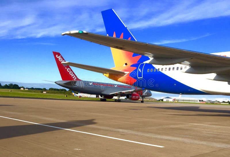 Jet2 com i Jet2 com wakacji samoloty na asfalcie przy Leeds Bradford lotniskiem zdjęcie royalty free