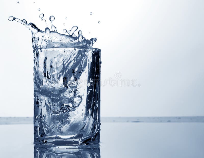 Jet D'eau Et Glace Dans Un Verre Image stock Image du froid, normal